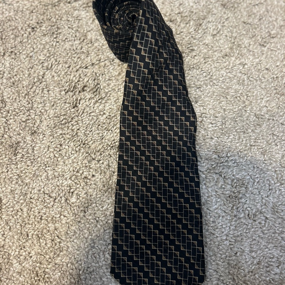 Bill Blass Black and Gold Geometric Tie